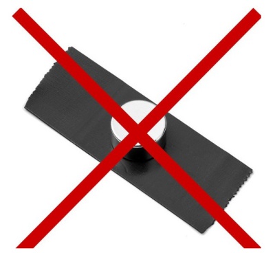 Samolepicí magnetická páska.