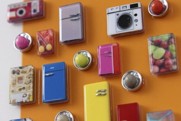 Různé typy magnetek na lednici