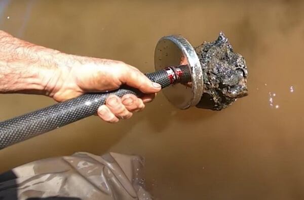 Silný fishing magnet na tyči. Silný fishing magnet na tyči