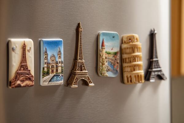 Magnetka na lednici jako suvenýr z dovolené