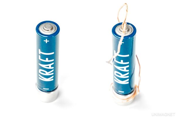 Baterie na magnetickém podstavci