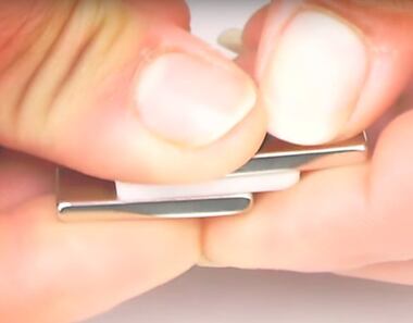 Auu! Jak od sebe bezpečně oddělit silné neodymové magnety?
