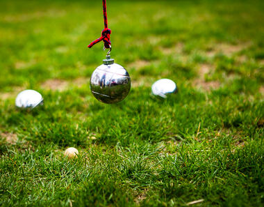 Hrajete pétanque? Šetřte si záda. Zvedejte koule magnetem