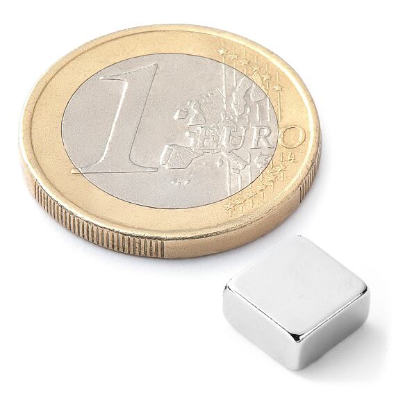 Neodymový magnet kvádr 8 × 8 × 4 mm, síla 1,7 kg