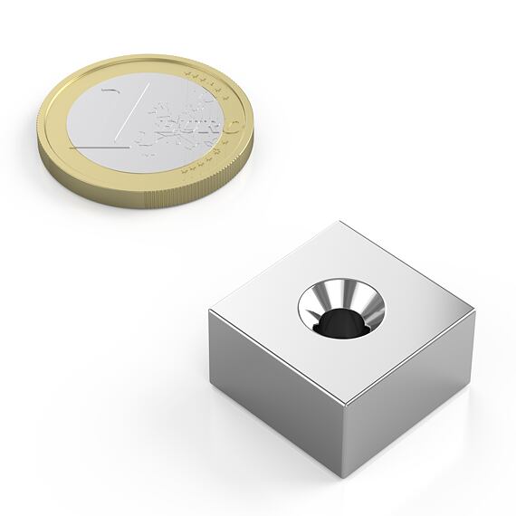 Neodymový magnet kvádr 18 × 18 × 10 mm, s otvorem M4, N52, síla 15 kg