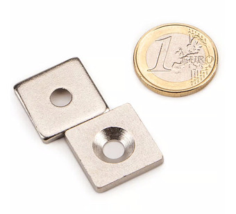 Ocelová základna pro magnet 20 × 20 v. 3 mm, M5